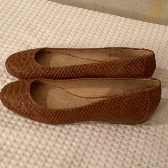 Stuart Weitzman Camel color lizard embossed round toe  flat shoes # 7 N. - Picture 4 of 8